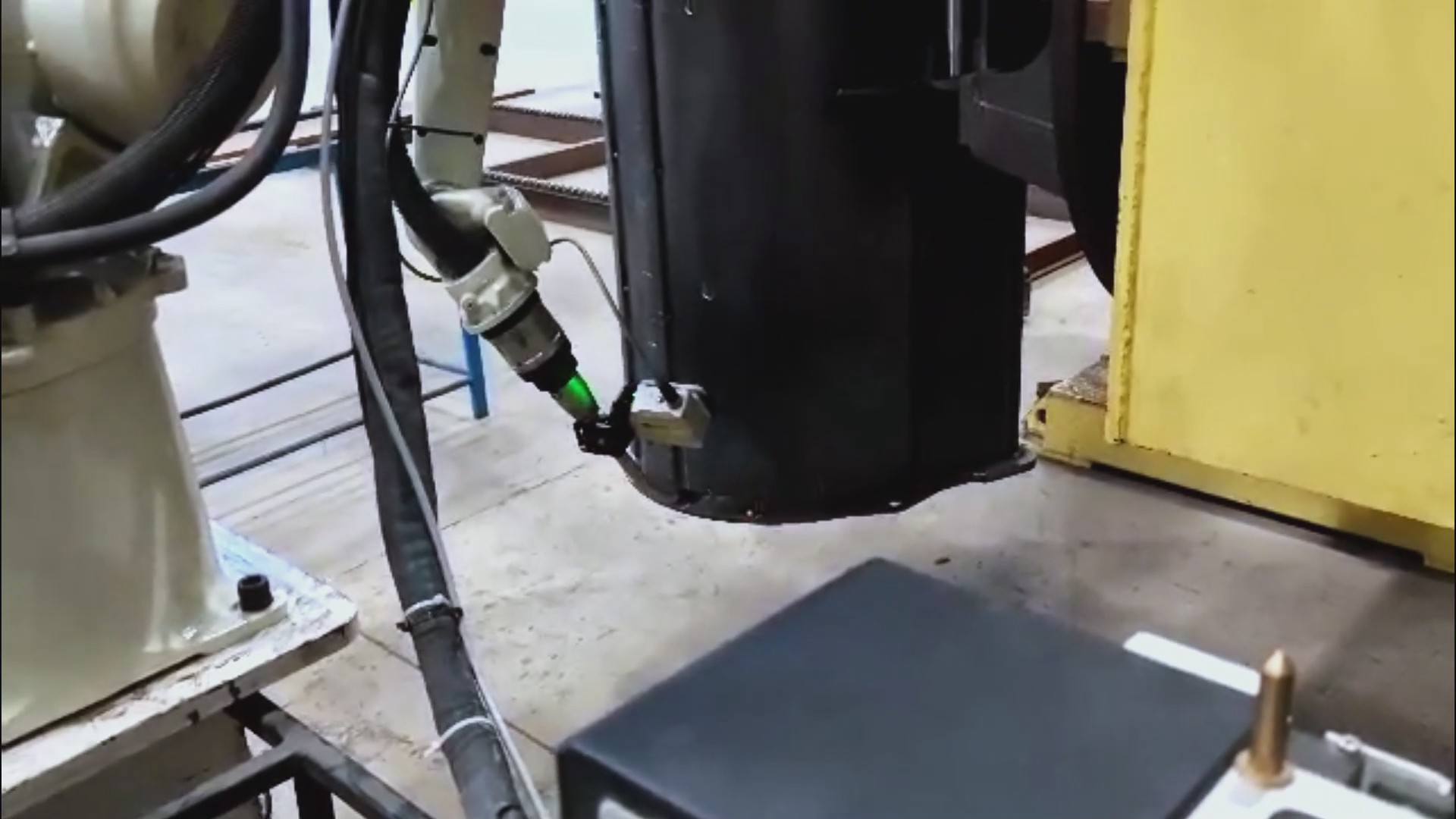 焊接機(jī)器人智能化升級(jí)：創(chuàng)想智控焊縫視覺(jué)跟蹤系統(tǒng)在建筑工程挖斗焊接中的應(yīng)用